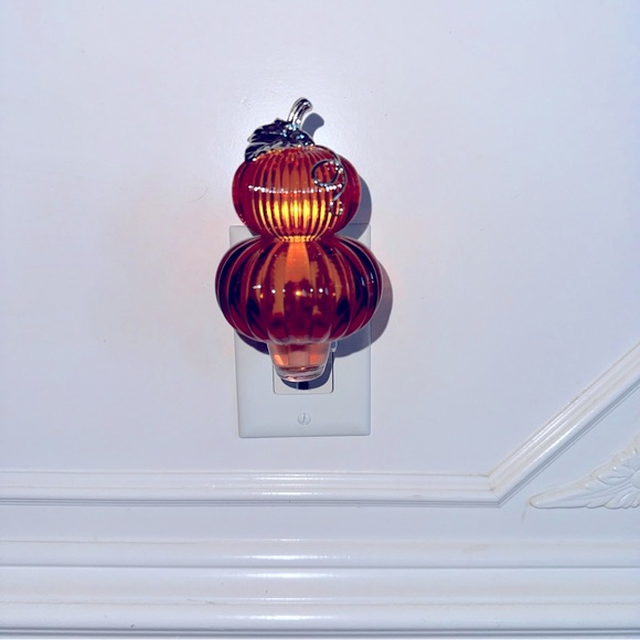 Bath & Body Works Fluted Pumpkin 24/7 Nightlight Wallflower Fragrance Plug - Picture 1 of 8